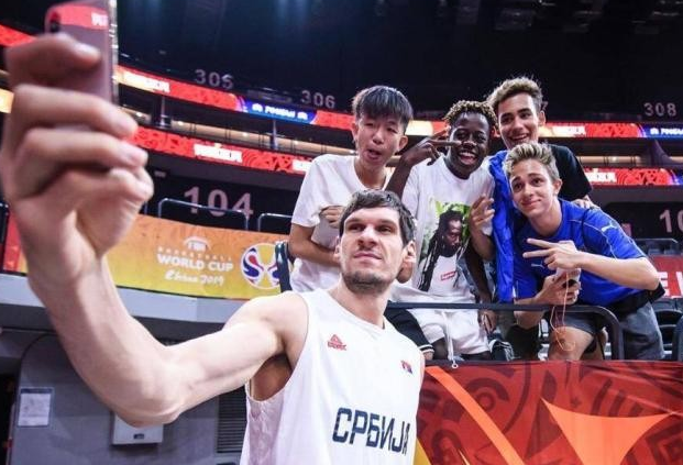 NBA巨人的誇張體型！巨神兵的手臂能當自拍桿，「巨石」強森在歐肥面前成小弟弟！