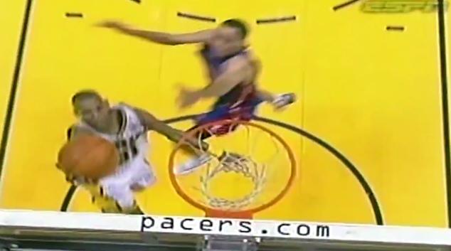 拼盡全力的防守！「小王子」Tayshaun Prince狂奔15米追帽Reggie Miller