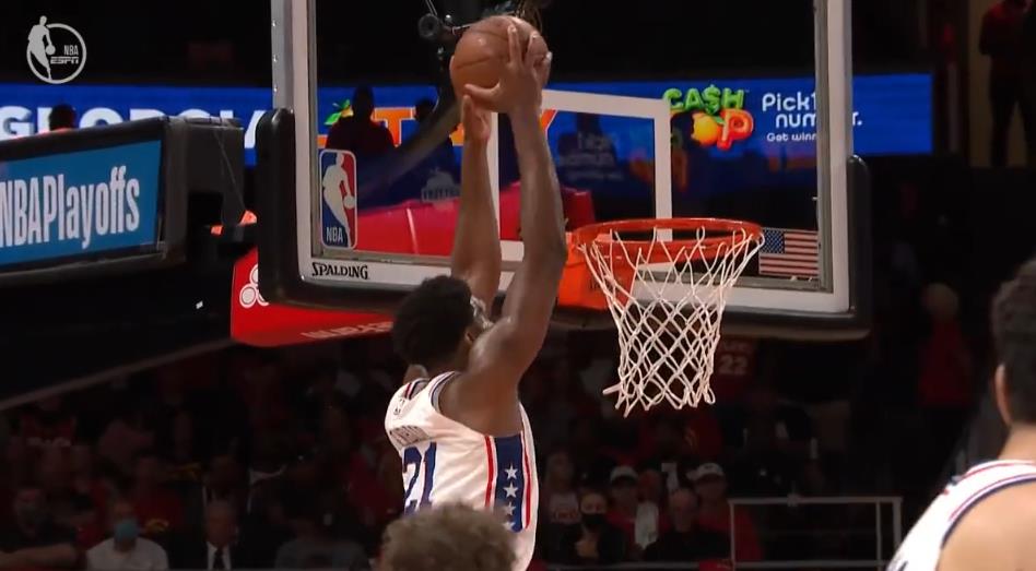 NBA精彩時刻：Harris高拋連線Embiid暴力炸筐，勝券在握！