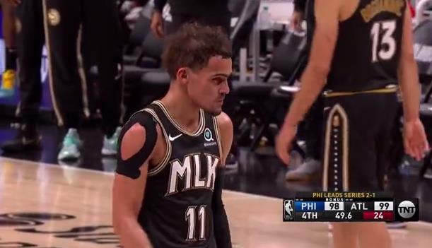 Young反擊上籃造成大帝犯規，罰球時全場高喊MVP