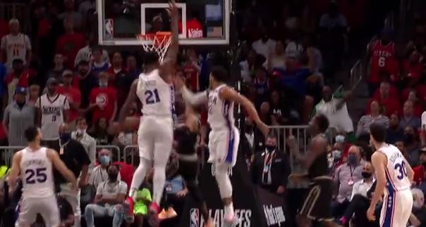 NBA今日最佳助攻：Young長驅直入，從雙人包夾縫隙中飛過折疊換姿，瀟灑橫甩助攻底角Collins三分命中！
