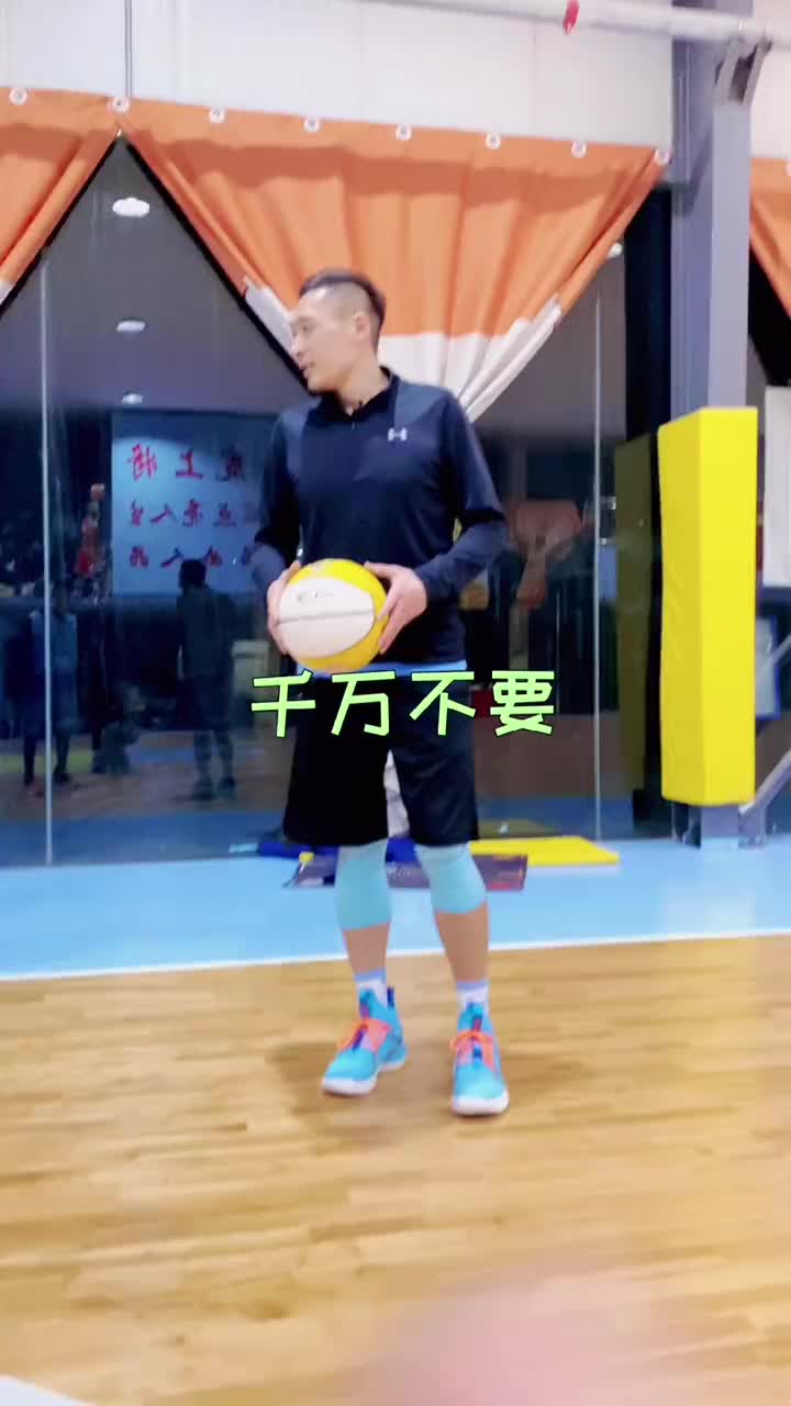降低重心，前腳掌抓緊，腳蹬地，瞬間完成突破