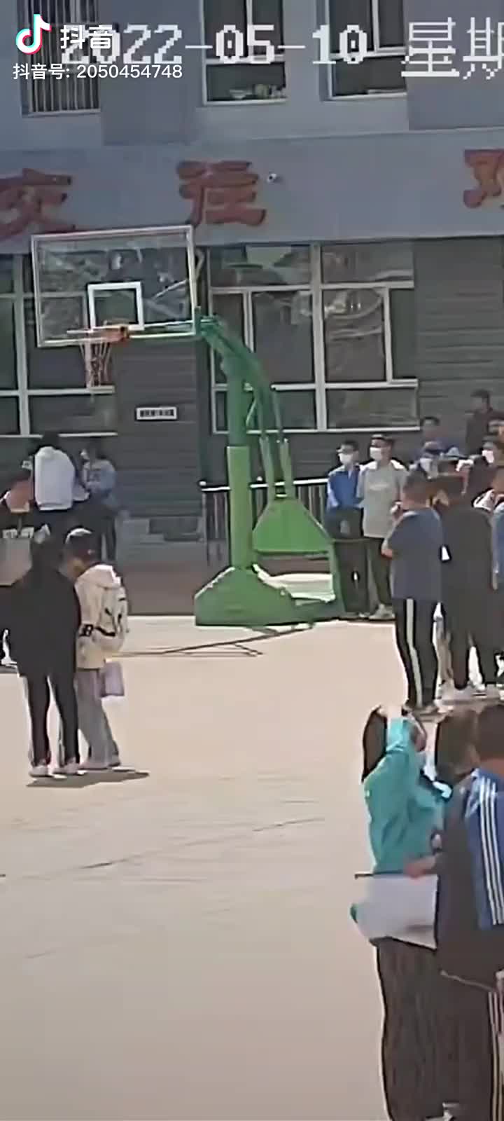 這個灌籃可太出人意表了