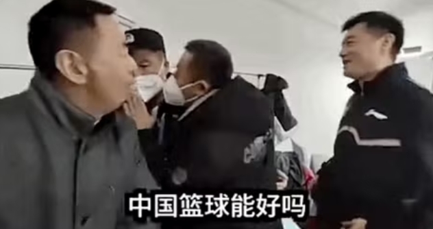 CBA鬧劇！南京老闆闖休息室痛罵裁判，一語道破中國籃球的現狀！（影）