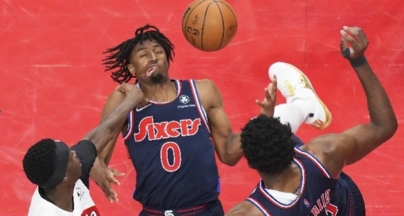 NBA對抗強度：布歇一拳將馬克西的嘴打歪，吉諾布里變向將球鞋踩爛