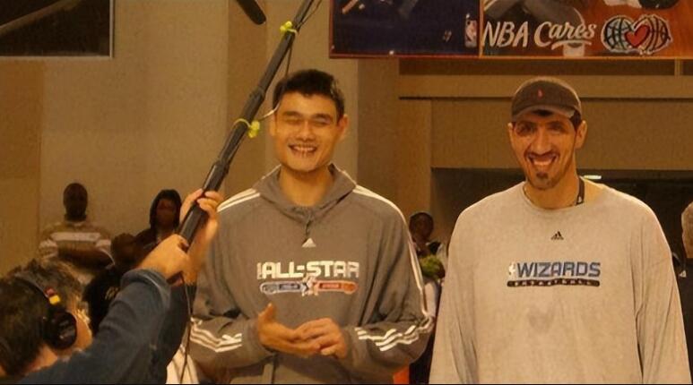 NBA里誰謊報身高最離譜？里拉德被超模秒殺，KD至今是個謎，姚明有230CM？