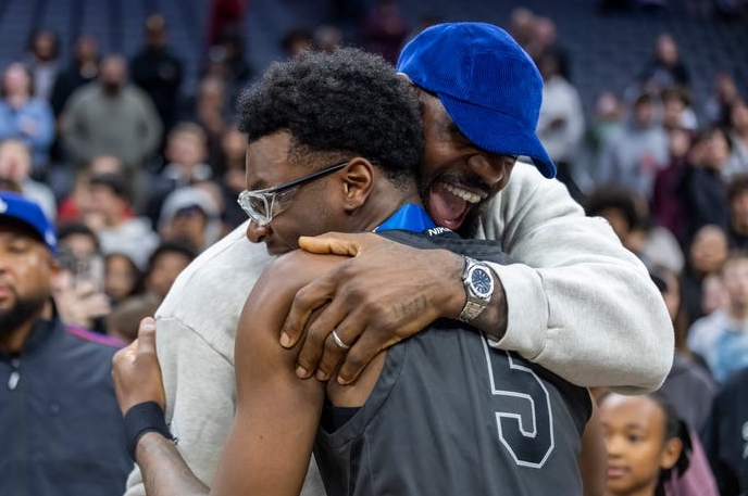 詹姆斯二兒子奪高中冠軍！老詹現場見證，未來NBA父子三人同台？