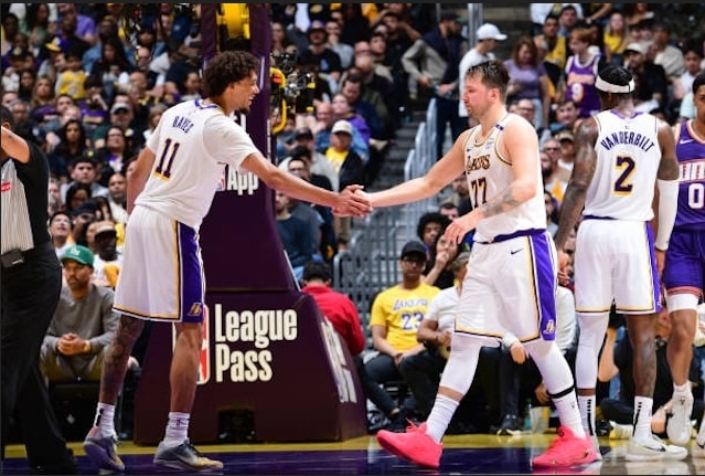 NBA / 東契奇單月場均30+9+9再度比肩科比：一數據冠絕聯盟，助底薪中鋒徹底騰飛！