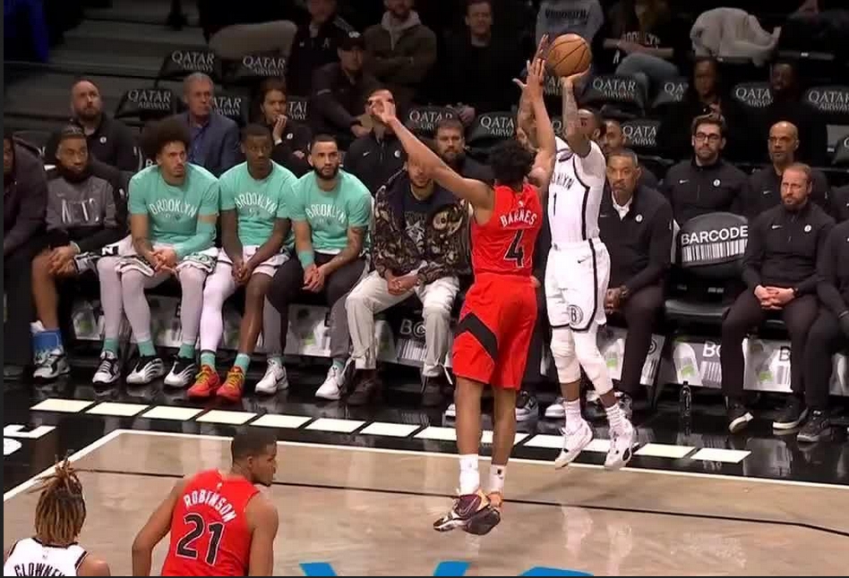 NBA / 羅素8中2遭狂噴：美球迷：該退役不配登場，他是個十足的混蛋！